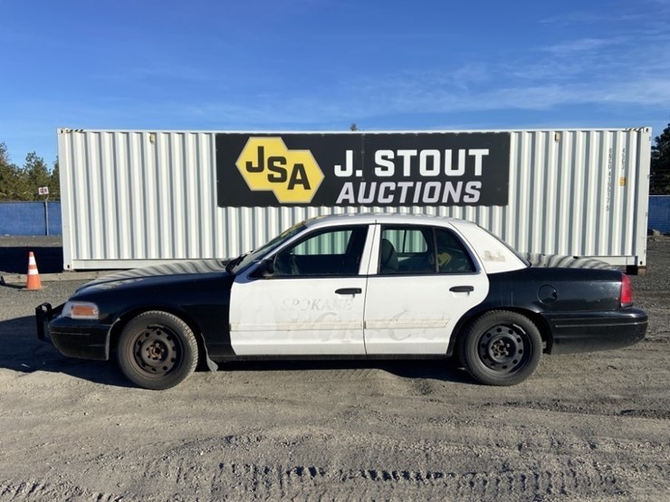 2011-ford-crown-victoria-sedan-image-2