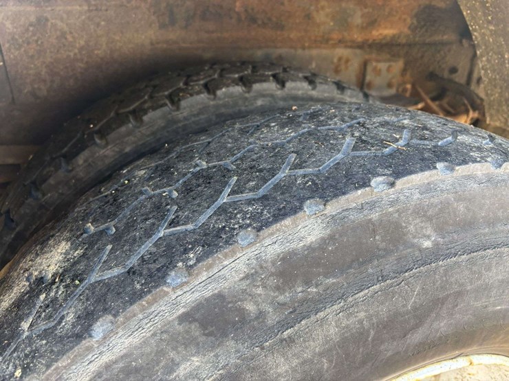 gmc-c7500-utility-truck-image-15