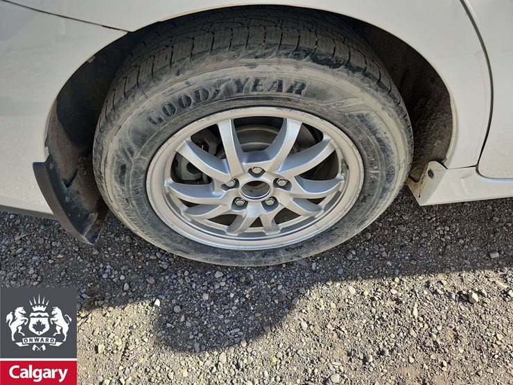 2015-toyota-prius-v-hybrid-4dr-wagon-image-10