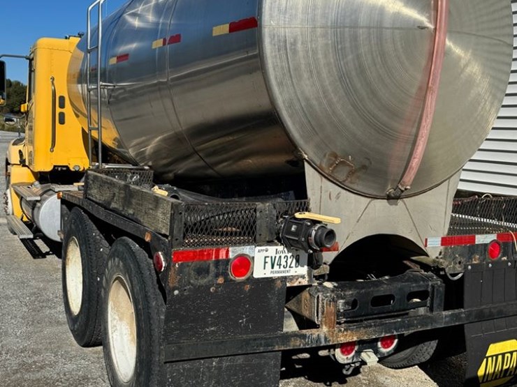 2005-freightliner-liquid-nurse-truck-(pz14146,-unit-27975)-image-4