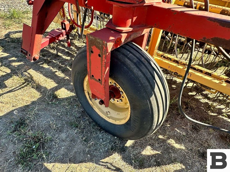 new-holland-216-image-29