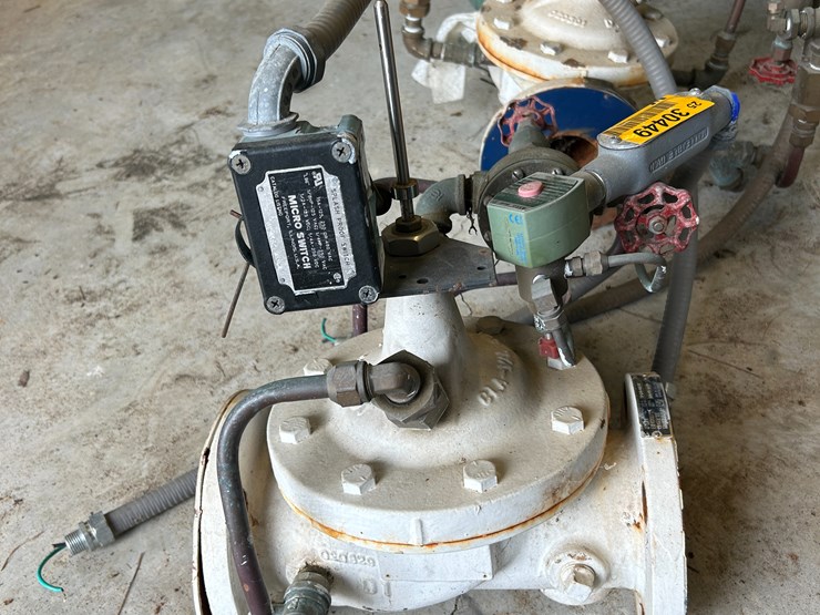 #30449-•-lot-of-(2)-control-valves-image-3