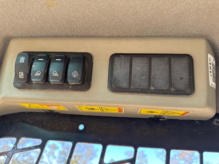 2023-caterpillar-259d3-image-34