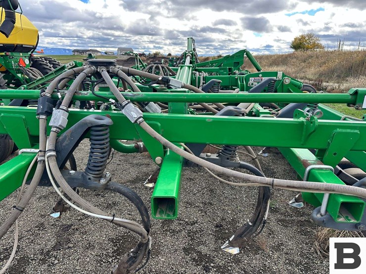 john-deere-1830-image-36