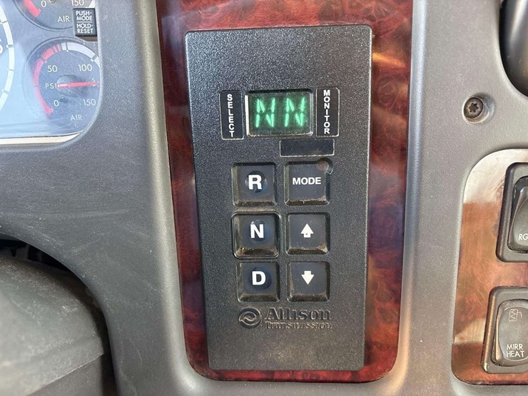 2013-freightliner-m2-106-image-39