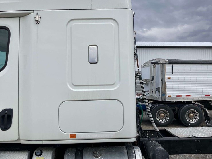 2013-freightliner-cascadia-image-17