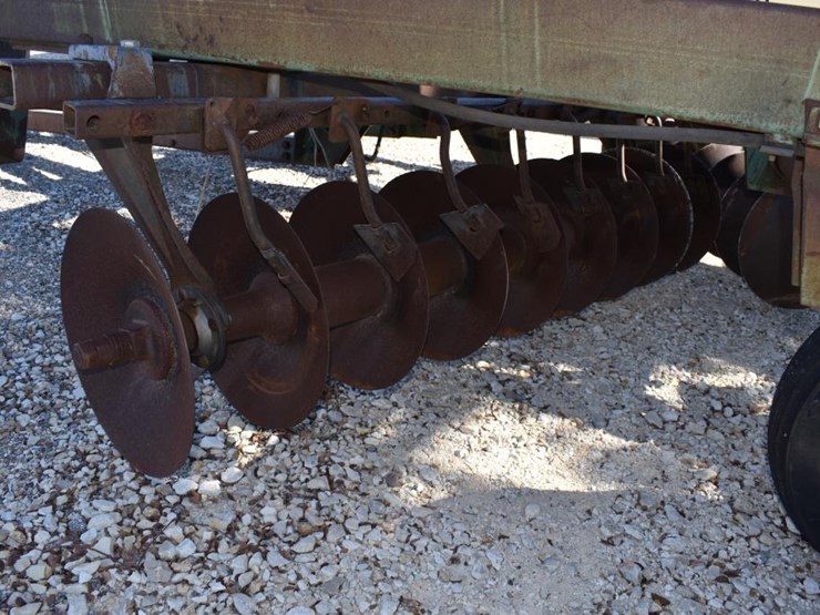 john-deere-335-image-8