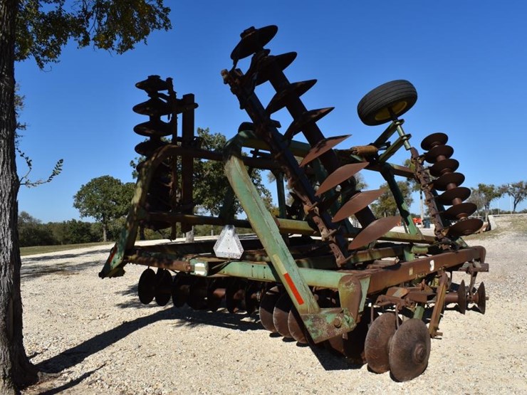 john-deere-335-image-4