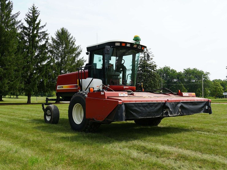 hesston-8550s-self-propelled-mower-conditioner-image-1