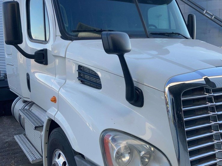 2013-freightliner-cascadia-image-9