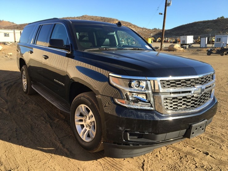 2019-chevrolet-suburban-image-2