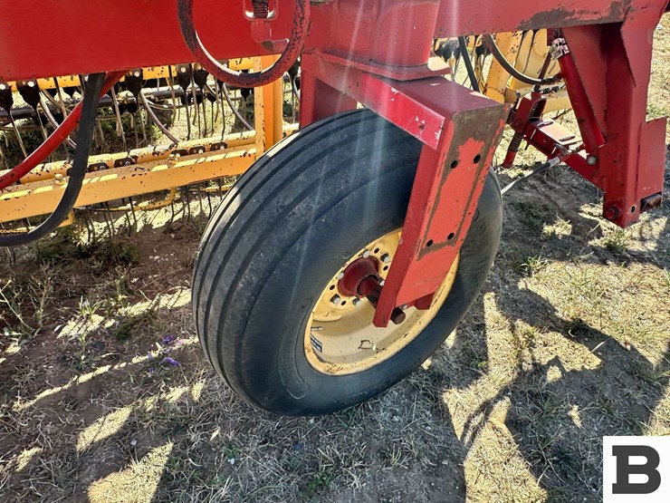 new-holland-216-image-28