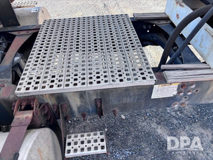 2003-volvo-10-image-27