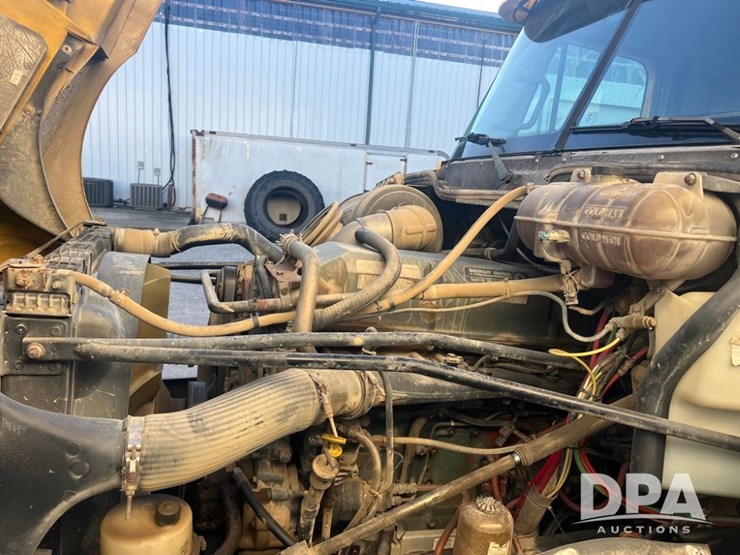 2005-freightliner-liquid-nurse-truck-(pz14146,-unit-27975)-image-9