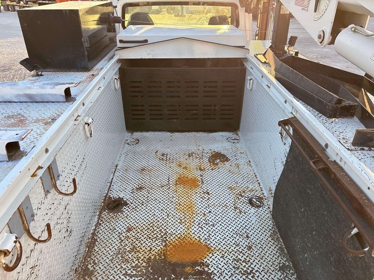 2013-freightliner-m2-106-image-19