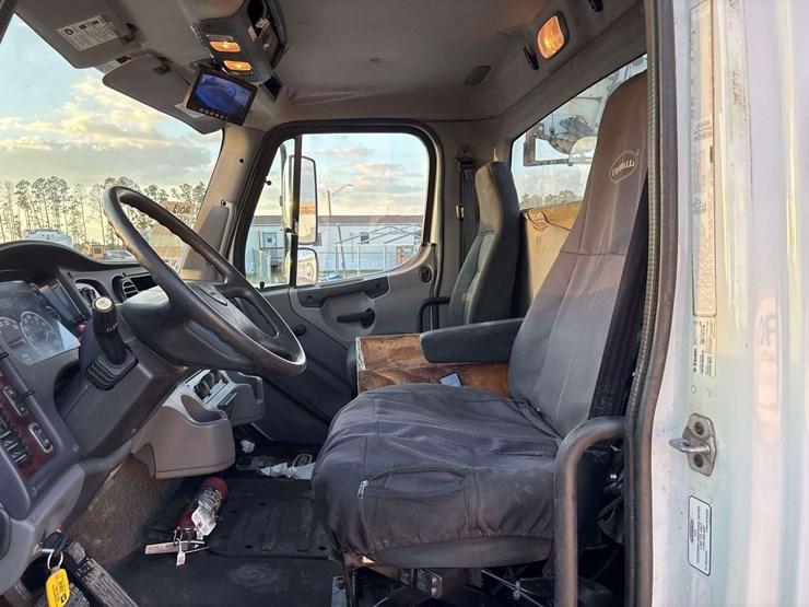 2013-freightliner-m2-106-image-34