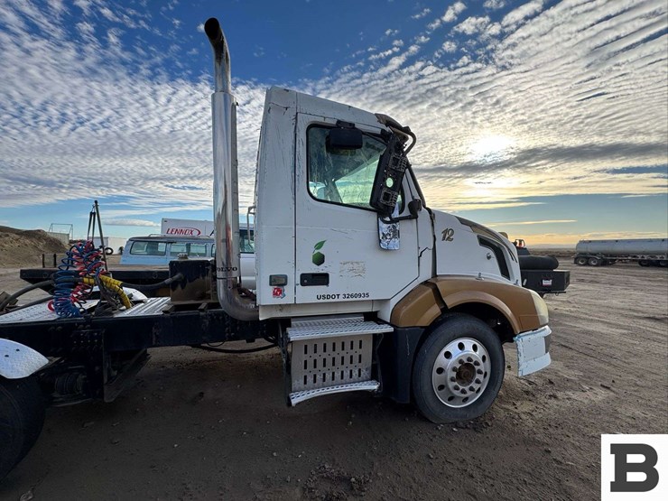 2009-volvo-tractor-truck---caution---kennewick,-wa-image-6