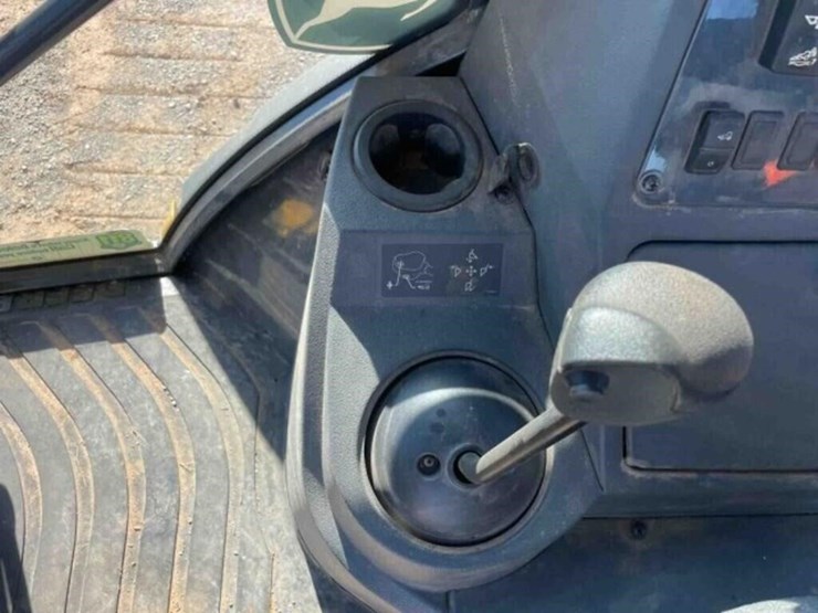 2024-john-deere-320-image-23