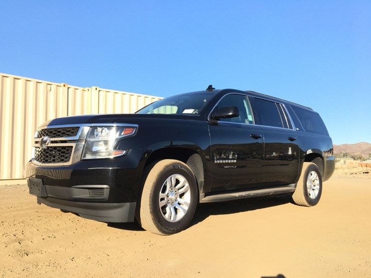 2019-chevrolet-suburban-image-1