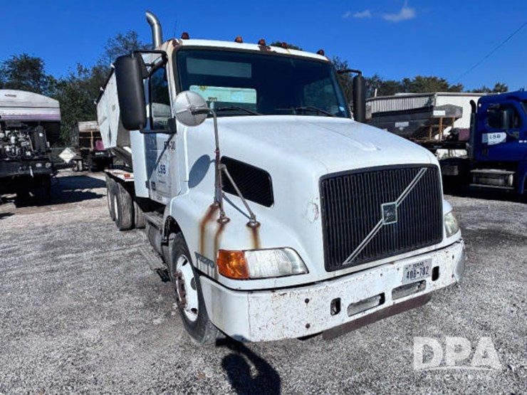 2003-volvo-10-image-4