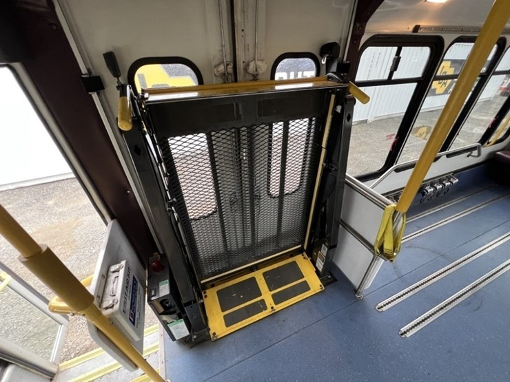 2016-chevrolet-express-paratransit-bus-image-19