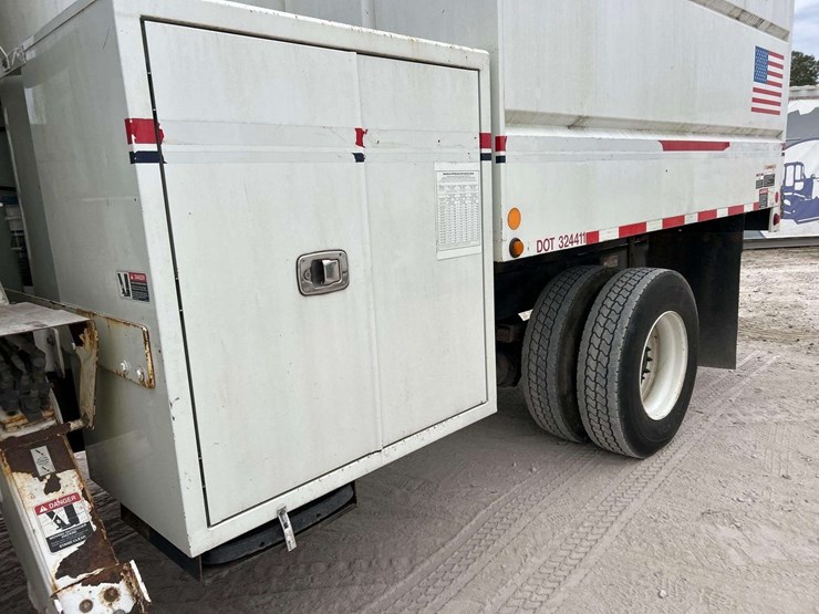 2015-freightliner-m2-106-image-18