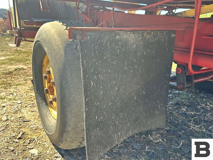 new-holland-1068-image-21