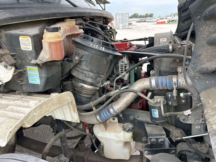 2015-freightliner-m2-106-image-8