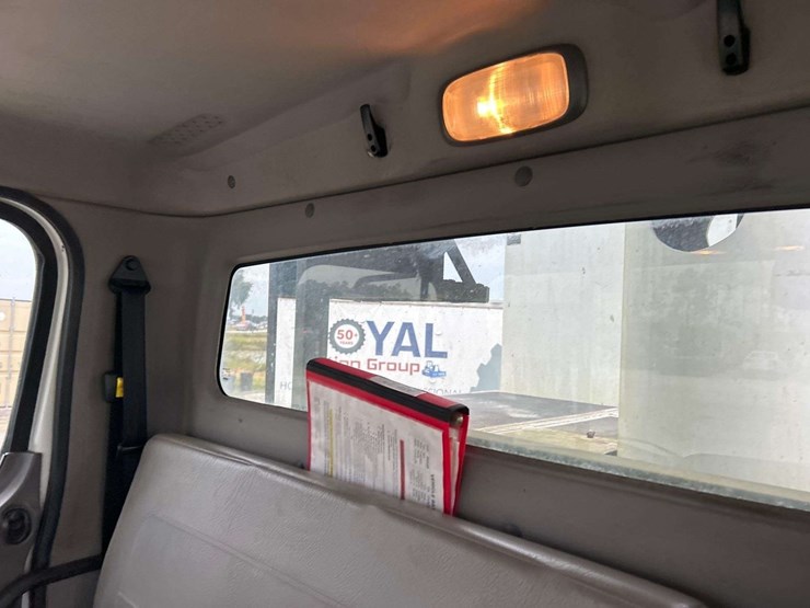 2015-freightliner-m2-106-image-17