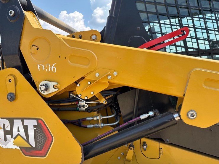 2024-caterpillar-242d3-image-16