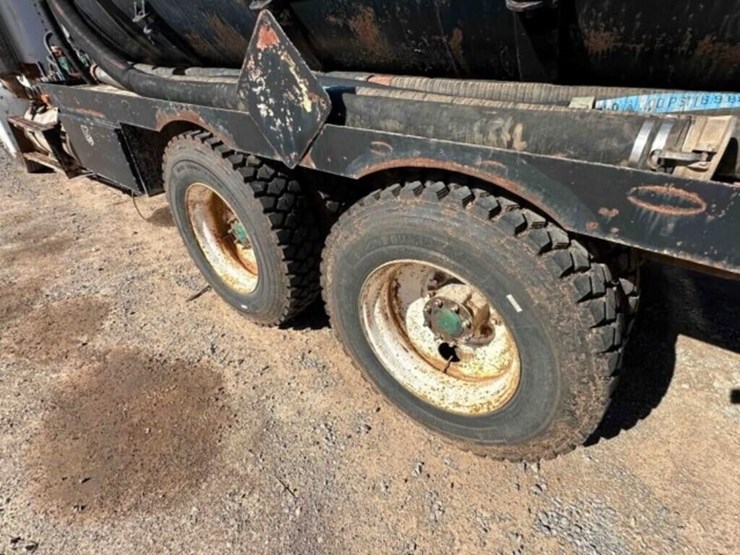 1996-freightliner-bobtail-water-truck-image-31