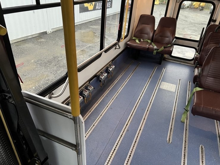 2015-chevrolet-express-paratransit-bus-image-22