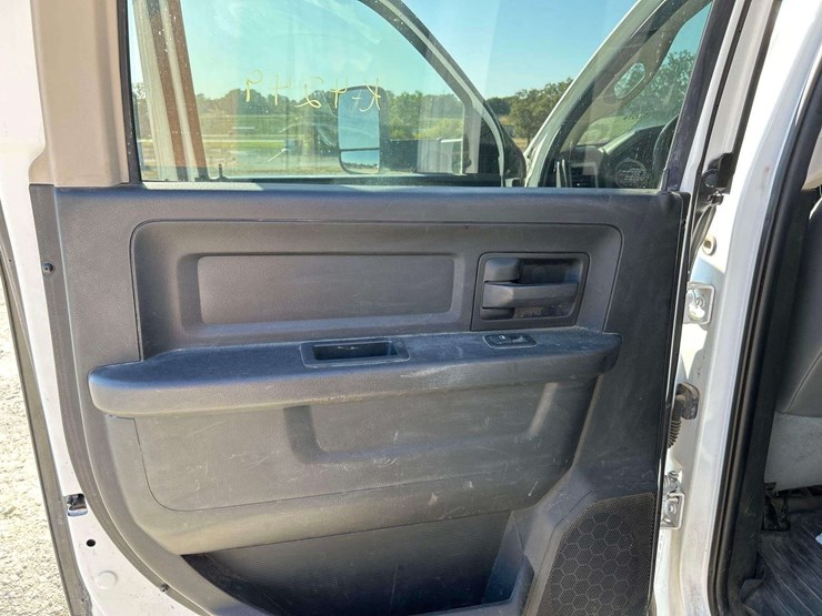 2018-dodge-ram-5500-4x4-crew-cab-flatbed-service-truck-image-18