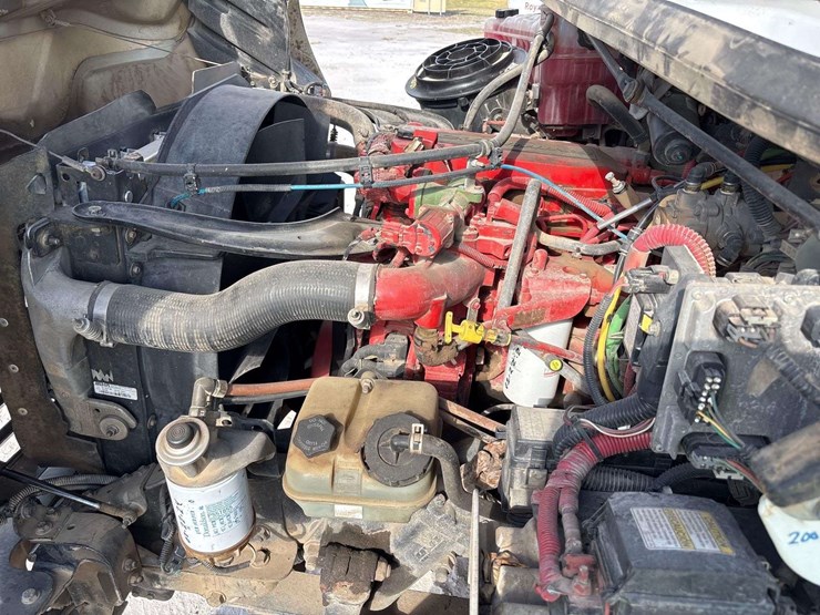 2012-freightliner-m2-106-image-48