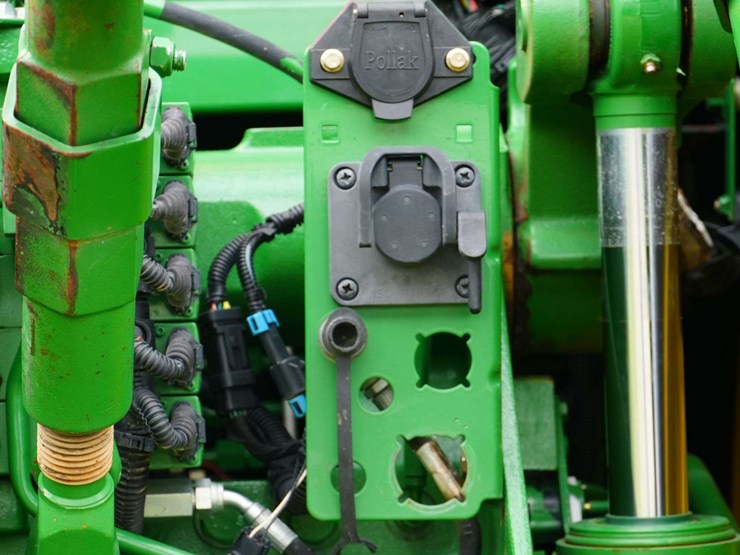 2011-john-deere-8285r-image-42