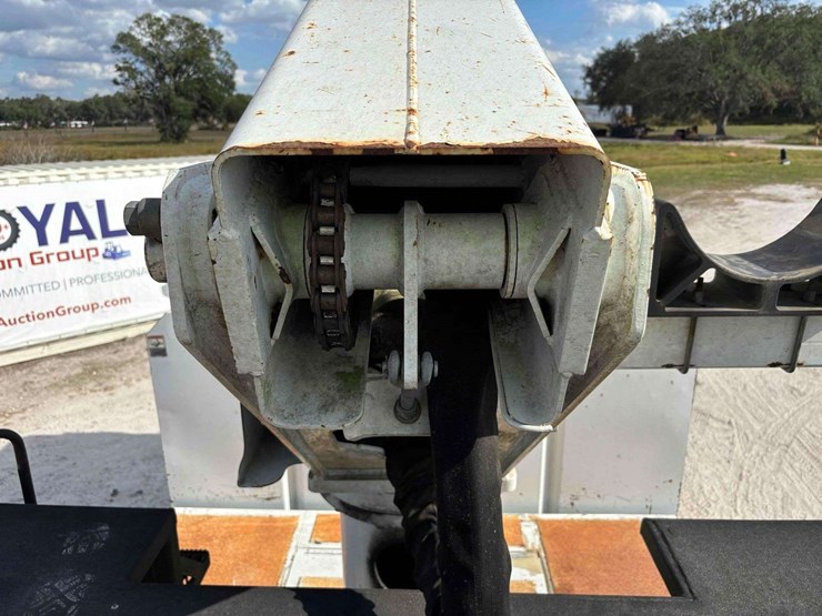 2012-freightliner-m2-106-image-16