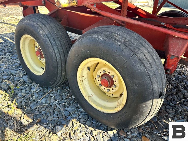 new-holland-1032-image-30