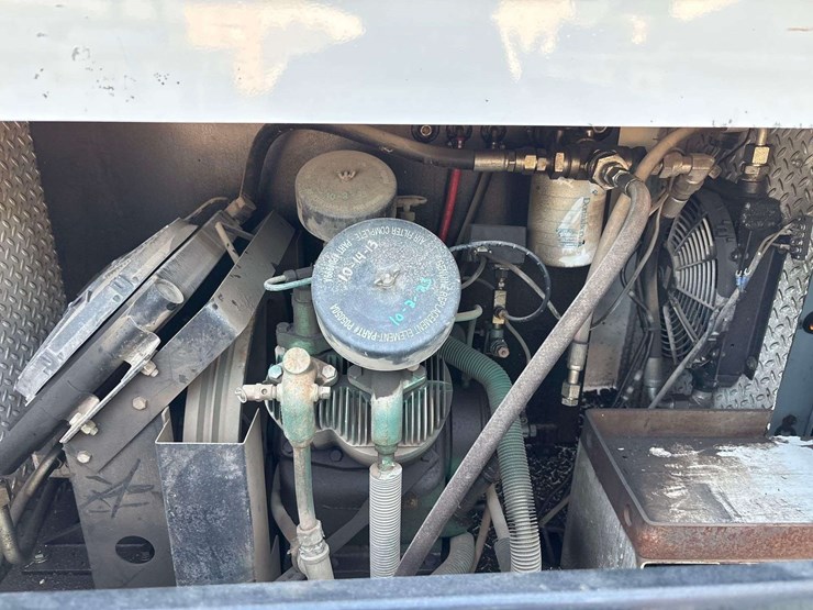 2013-freightliner-m2-106-image-18