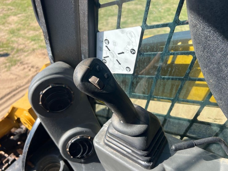 2020-caterpillar-299d3-image-27