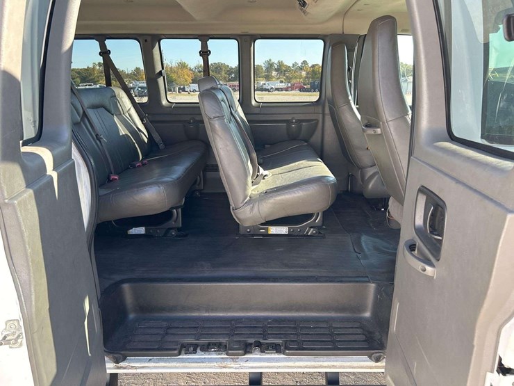 2016-chevrolet-express-2500-passenger-van-image-20