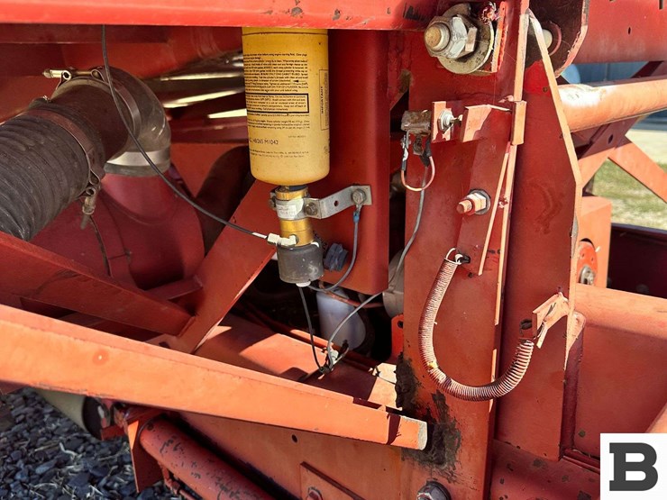 new-holland-1068-image-45