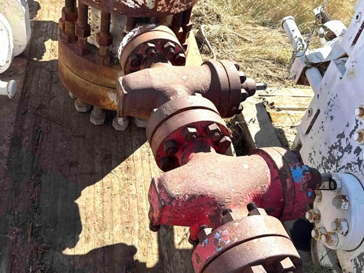 13-5/8-spool,-studded-with-4-valves-image-1