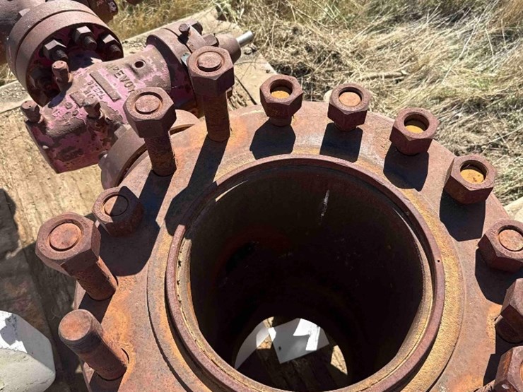 13-5/8-spool,-studded-with-4-valves-image-7