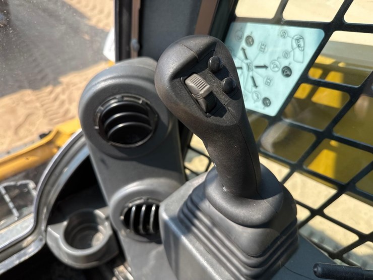 2023-caterpillar-259d3-image-32