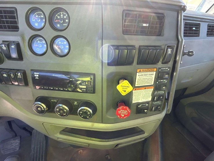 2016-peterbilt-579-image-21