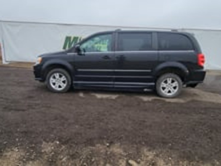 2016-dodge-grand-caravan-crew-image-5