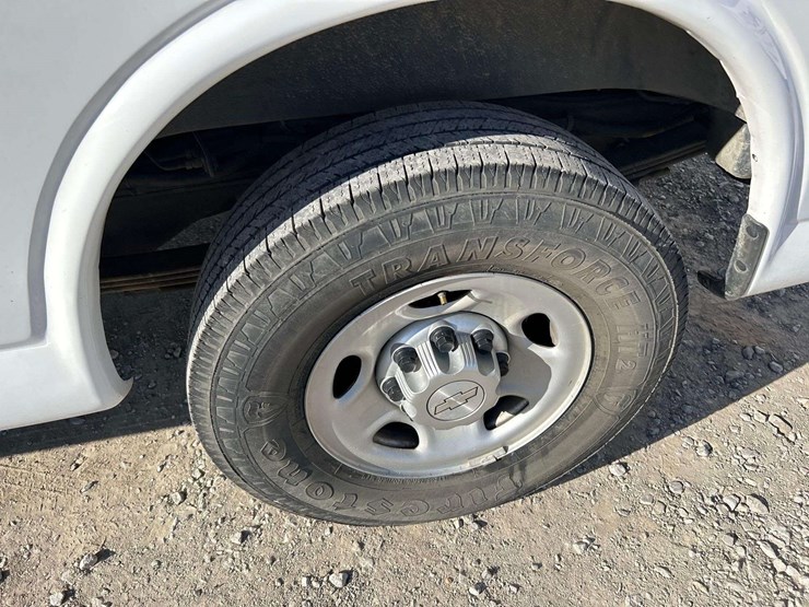 2016-chevrolet-express-2500-passenger-van-image-23