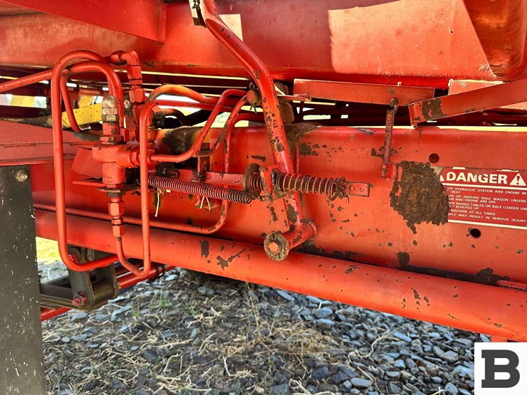 new-holland-1068-image-22