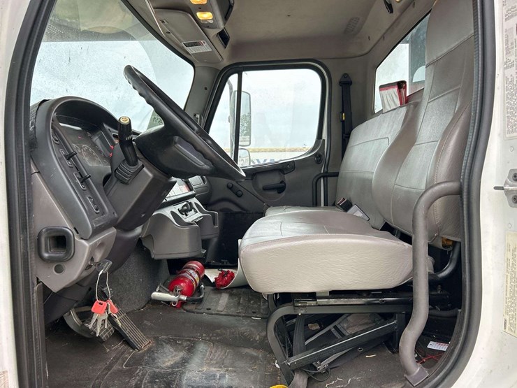 2015-freightliner-m2-106-image-10