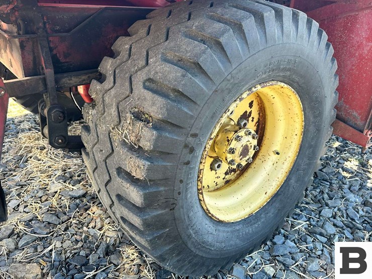 new-holland-1068-image-35